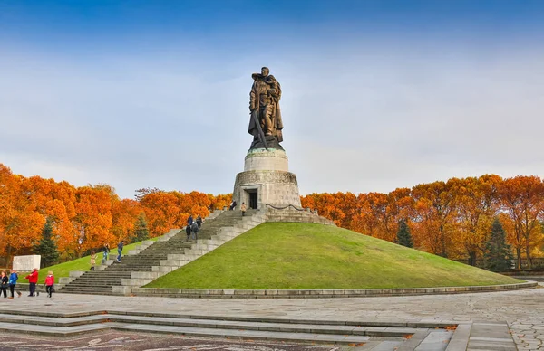 BERLÍN, ALEMANIA - 02 DE OCTUBRE DE 2016: Monumento al soldado soviético a manos de un niño alemán en el Monumento a la Guerra Soviética en Treptower Park . — Foto de Stock