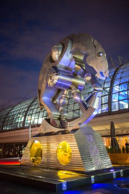 Cam kubbe Berlin Reichstag çatısında geç akşam aydınlatılmış.