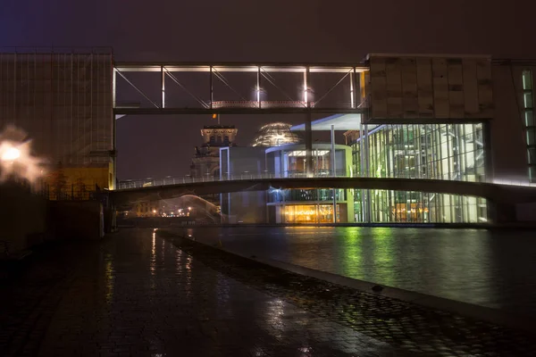 Domo de cristal iluminado en el techo del Reichstag en Berlín al atardecer . Imagen de archivo