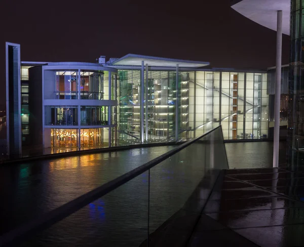 W późnym wieczorem świeci szklaną kopułą na dachu Reichstagu w Berlinie. — Zdjęcie stockowe