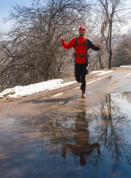 ALMATY, KAZAKHSTAN - 09 APRILE 2017: Concorsi amatoriali - Mezza maratona di montagna, ai piedi di Almaty, sui laghi di Yunat. Giovane atletico che corre nella natura. Stile di vita sano — Foto Stock