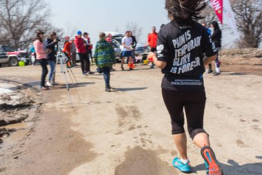 Almatı, Kazakistan - 09 Nisan 2017: Amatör yarışmalar - dağ yarı maraton, Almatı, Yunat göller üzerinde eteklerinde. -açık havada maratona için çalışan kadın çalıştırmak. Güzel