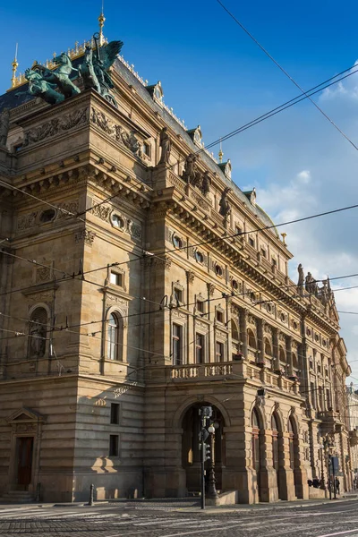 Klasické červené cihlové budovy v Mayfair, Londýn — Stock fotografie