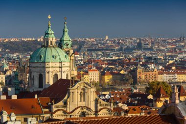 Havadan görünümü üzerinde Kilise Our Lady Tyn, Old Town ve Prag Kalesi'ne önce günbatımı, Prague, Çek Cumhuriyeti