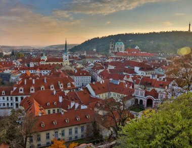 Havadan görünümü üzerinde Kilise Our Lady Tyn, Old Town ve Prag Kalesi'ne önce günbatımı, Prague, Çek Cumhuriyeti