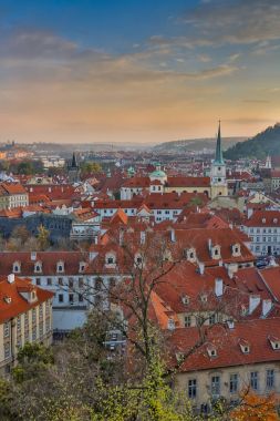 Havadan görünümü üzerinde Kilise Our Lady Tyn, Old Town ve Prag Kalesi'ne önce günbatımı, Prague, Çek Cumhuriyeti