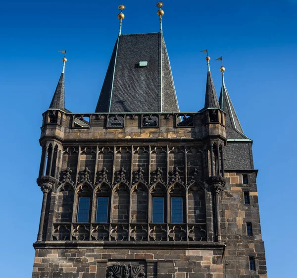 Tsjechië, Praag - 02 oktober 2017: Verschijning van een prachtige Europese stad. Ostop toren met spiers — Stockfoto