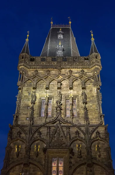 REPÚBLICA CHECA, PRAGA - 02 DE OCTUBRE DE 2017: Aparición de una maravillosa ciudad europea. Torre Ostop con pinchos —  Fotos de Stock