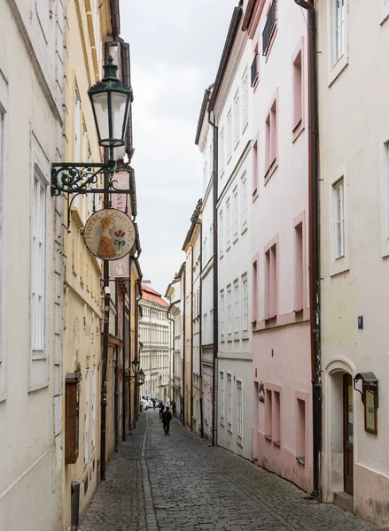 Misterioso callejón estrecho con linternas en Praga por la noche — Foto de Stock