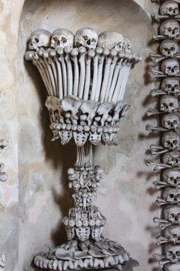 Kutna Hora, Çek Cumhuriyeti - 19 Şubat 2017: Sedlec aldığı iç Kostnice kafatasları ve kemikleri ile dekore edilmiş