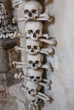 Kutna Hora, Çek Cumhuriyeti - 19 Şubat 2017: Sedlec aldığı iç Kostnice kafatasları ve kemikleri ile dekore edilmiş