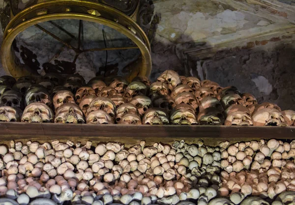 Kutna Hora, República Checa - 19 de março de 2017: Interior do ossuário de Sedlec Kostnice decorado com crânios e ossos — Fotografia de Stock