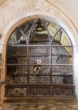 Kutna Hora, Çek Cumhuriyeti - 19 Şubat 2017: Sedlec aldığı iç Kostnice kafatasları ve kemikleri ile dekore edilmiş