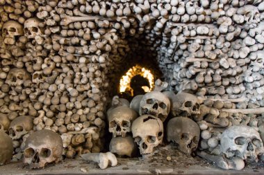 Kutna Hora, Çek Cumhuriyeti - 19 Şubat 2017: Sedlec aldığı iç Kostnice kafatasları ve kemikleri ile dekore edilmiş