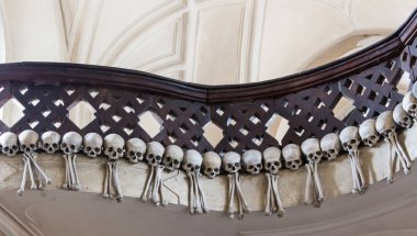 Kutna Hora, Çek Cumhuriyeti - 19 Şubat 2017: Sedlec aldığı iç Kostnice kafatasları ve kemikleri ile dekore edilmiş