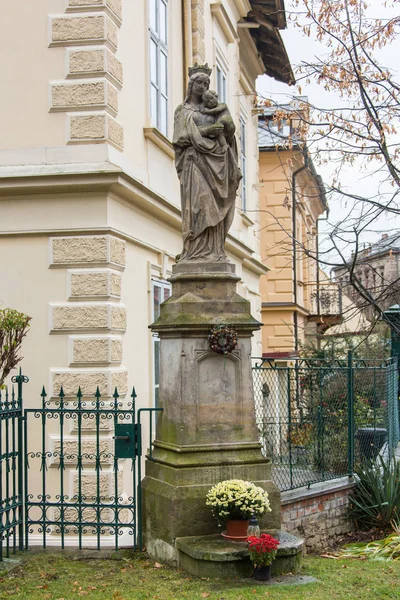Άγαλμα της Παναγίας με αστέρια nimbus μπροστά από τον καθεδρικό ναό της Παναγίας των Παρισίων της Κοιμήσεως της Θεοτόκου στο Entraveaux — Φωτογραφία Αρχείου