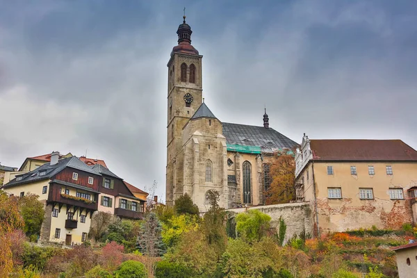 Iglesia del pueblo de Moselle Ernst en un aburrido día otoñal, Alemania, Europa — Foto de Stock
