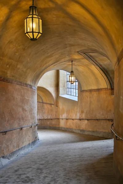 Vista interior del viejo túnel, túnel con luz procedente de la salida —  Fotos de Stock