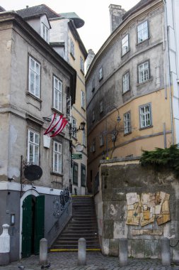 gece Prag'da fener ile gizemli dar sokak