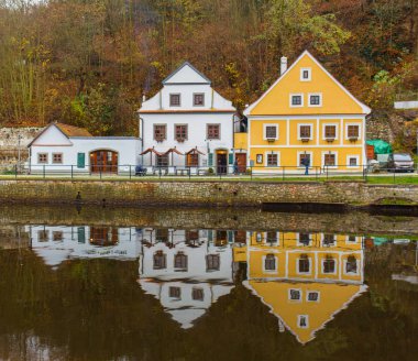 Bir Alman kenti Munich yakınındaki bir su birikintisine yansıtan pitoresk eski Gotik evleri