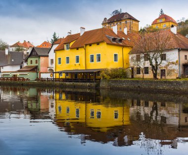 Bir Alman kenti Munich yakınındaki bir su birikintisine yansıtan pitoresk eski Gotik evleri