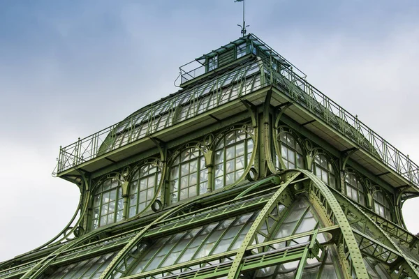 Palmiarnia budynku Palmenhaus, strukturę secesyjnym hotelu Cesarski ogród Schonbrunn w Wiedniu, Austria. — Zdjęcie stockowe