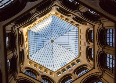 Viyana, Avusturya - 09 Ağustos 2015: Palais Ferstel aslında Avusturya-Macaristan Merkez Bankası ve Menkul Kıymetler Borsası yanı sıra çarşı ve bir kafe popüler sanatçılar ve harflerin erkekler ile muhafaza.