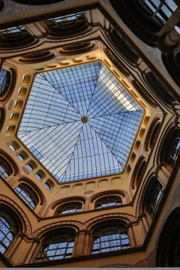 Viyana, Avusturya - 09 Ağustos 2015: Palais Ferstel aslında Avusturya-Macaristan Merkez Bankası ve Menkul Kıymetler Borsası yanı sıra çarşı ve bir kafe popüler sanatçılar ve harflerin erkekler ile muhafaza.