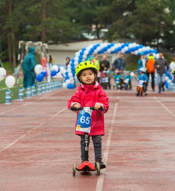 Kazakistan, Almaty - 11 Haziran 2017: yarışmalar Bisiklete binme çocuk de çocuklar tur. 2 ile 7 yaş arası çocuklar stadyumda rekabet ve ödüller alırsınız. Bir spor stadyum üzerinde kız bir bisiklet sürmek