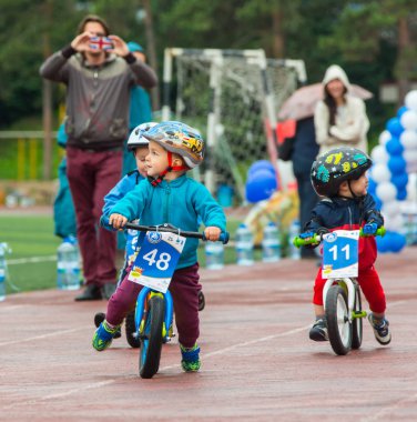 Kazakistan, Almaty - 11 Haziran 2017: yarışmalar Bisiklete binme çocuk de çocuklar tur. 2 ile 7 yaş arası çocuklar stadyumda rekabet ve ödüller alırsınız. Küçük bir çocuk bisiklet sürmek ve olmak için yarışıyor