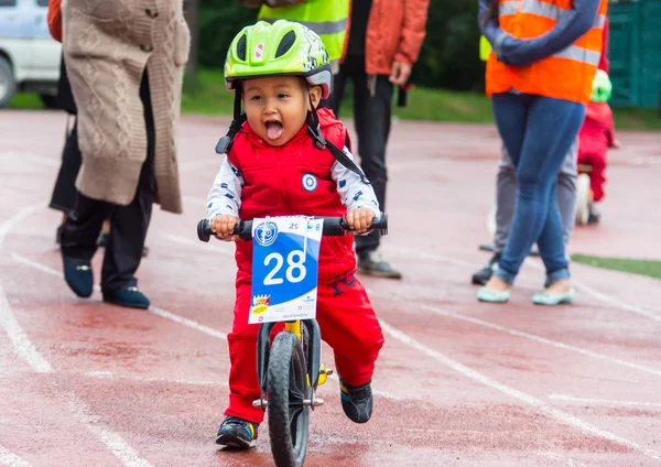 Kazakistan, Almaty - 11 Haziran 2017: yarışmalar Bisiklete binme çocuk de çocuklar tur. 2 ile 7 yaş arası çocuklar stadyumda rekabet ve ödüller alırsınız. Küçük bir çocuk bisiklet sürmek ve olmak için yarışıyor — Stok fotoğraf