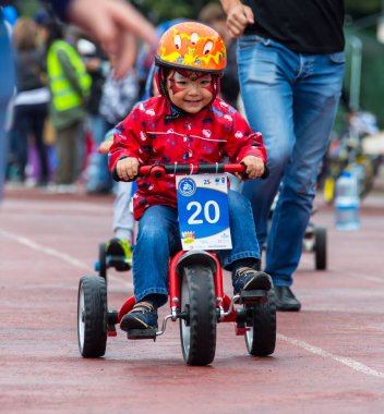 Kazakistan, Almaty - 11 Haziran 2017: yarışmalar Bisiklete binme çocuk de çocuklar tur. 2 ile 7 yaş arası çocuklar stadyumda rekabet ve ödüller alırsınız. Küçük bir çocuk bisiklet sürmek ve olmak için yarışıyor