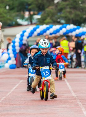 Kazakistan, Almaty - 11 Haziran 2017: yarışmalar Bisiklete binme çocuk de çocuklar tur. 2 ile 7 yaş arası çocuklar stadyumda rekabet ve ödüller alırsınız. Küçük bir çocuk bisiklet sürmek ve olmak için yarışıyor