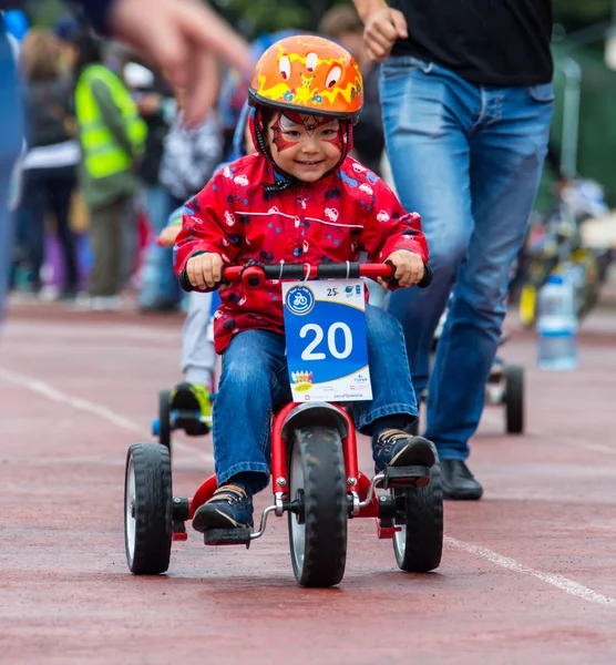 Kazakistan, Almaty - 11 Haziran 2017: yarışmalar Bisiklete binme çocuk de çocuklar tur. 2 ile 7 yaş arası çocuklar stadyumda rekabet ve ödüller alırsınız. Küçük bir çocuk bisiklet sürmek ve olmak için yarışıyor