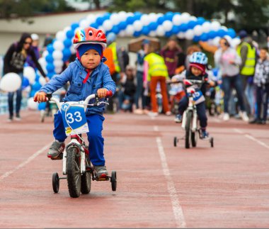 Kazakistan, Almaty - 11 Haziran 2017: yarışmalar Bisiklete binme çocuk de çocuklar tur. 2 ile 7 yaş arası çocuklar stadyumda rekabet ve ödüller alırsınız. Küçük bir çocuk bisiklet sürmek ve olmak için yarışıyor