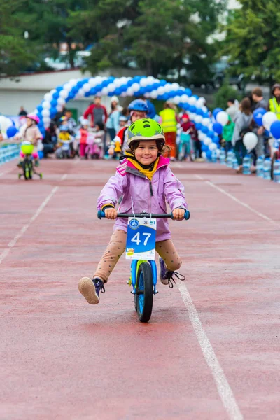Kazakistan, Almaty - 11 Haziran 2017: yarışmalar Bisiklete binme çocuk de çocuklar tur. 2 ile 7 yaş arası çocuklar stadyumda rekabet ve ödüller alırsınız. Bir spor stadyum üzerinde kız bir bisiklet sürmek — Stok fotoğraf