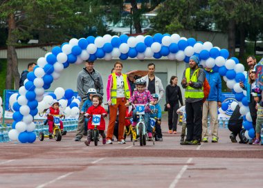 Kazakistan, Almaty - 11 Haziran 2017: yarışmalar Bisiklete binme çocuk de çocuklar tur. 2 ile 7 yaş arası çocuklar stadyumda rekabet ve ödüller alırsınız. Portre üç küçük bisiklet sürme onların