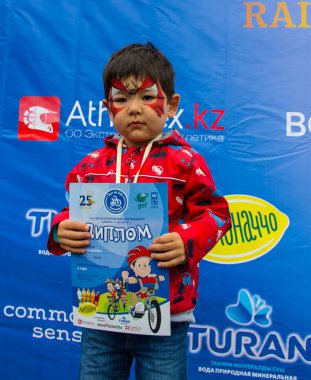 Kazakistan, Almaty - 11 Haziran 2017: yarışmalar Bisiklete binme çocuk de çocuklar tur. 2 ile 7 yaş arası çocuklar stadyumda rekabet ve ödüller alırsınız. Heyecanlı çocuk ve madalya kızlarla