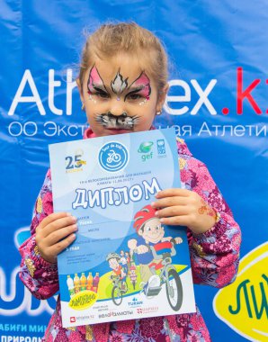 Kazakistan, Almaty - 11 Haziran 2017: yarışmalar Bisiklete binme çocuk de çocuklar tur. 2 ile 7 yaş arası çocuklar stadyumda rekabet ve ödüller alırsınız. Heyecanlı çocuk ve madalya kızlarla