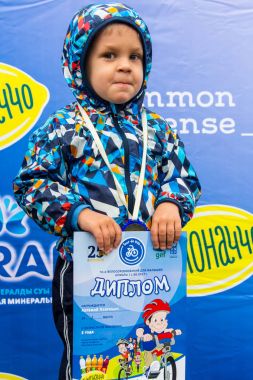 Kazakistan, Almaty - 11 Haziran 2017: yarışmalar Bisiklete binme çocuk de çocuklar tur. 2 ile 7 yaş arası çocuklar stadyumda rekabet ve ödüller alırsınız. Heyecanlı çocuk ve madalya kızlarla