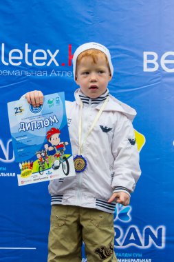 Kazakistan, Almaty - 11 Haziran 2017: yarışmalar Bisiklete binme çocuk de çocuklar tur. 2 ile 7 yaş arası çocuklar stadyumda rekabet ve ödüller alırsınız. Heyecanlı çocuk ve madalya kızlarla