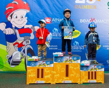 Kazakistan, Almaty - 11 Haziran 2017: yarışmalar Bisiklete binme çocuk de çocuklar tur. 2 ile 7 yaş arası çocuklar stadyumda rekabet ve ödüller alırsınız. Heyecanlı çocuk ve madalya kızlarla