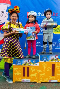 Kazakistan, Almaty - 11 Haziran 2017: yarışmalar Bisiklete binme çocuk de çocuklar tur. 2 ile 7 yaş arası çocuklar stadyumda rekabet ve ödüller alırsınız. Heyecanlı çocuk ve madalya kızlarla