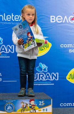 Kazakistan, Almaty - 11 Haziran 2017: yarışmalar Bisiklete binme çocuk de çocuklar tur. 2 ile 7 yaş arası çocuklar stadyumda rekabet ve ödüller alırsınız. Heyecanlı çocuk ve madalya kızlarla