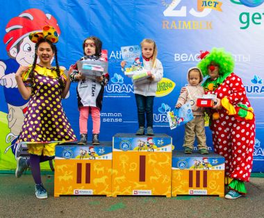 Kazakistan, Almaty - 11 Haziran 2017: yarışmalar Bisiklete binme çocuk de çocuklar tur. 2 ile 7 yaş arası çocuklar stadyumda rekabet ve ödüller alırsınız. Heyecanlı çocuk ve madalya kızlarla