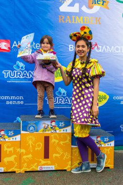 Kazakistan, Almaty - 11 Haziran 2017: yarışmalar Bisiklete binme çocuk de çocuklar tur. 2 ile 7 yaş arası çocuklar stadyumda rekabet ve ödüller alırsınız. Heyecanlı çocuk ve madalya kızlarla