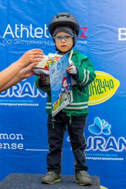 Kazakistan, Almaty - 11 Haziran 2017: yarışmalar Bisiklete binme çocuk de çocuklar tur. 2 ile 7 yaş arası çocuklar stadyumda rekabet ve ödüller alırsınız. Heyecanlı çocuk ve madalya kızlarla