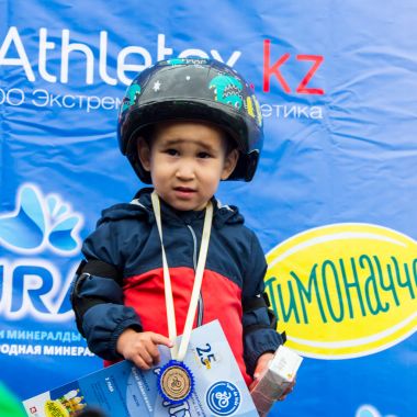 Kazakistan, Almaty - 11 Haziran 2017: yarışmalar Bisiklete binme çocuk de çocuklar tur. 2 ile 7 yaş arası çocuklar stadyumda rekabet ve ödüller alırsınız. Heyecanlı çocuk ve madalya kızlarla