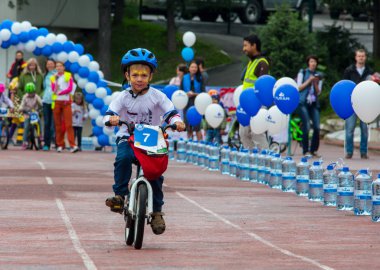 Kazakistan, Almaty - 11 Haziran 2017: yarışmalar Bisiklete binme çocuk de çocuklar tur. 2 ile 7 yaş arası çocuklar stadyumda rekabet ve ödüller alırsınız. Bisiklet üzerinde şirin bir çocuk portresi