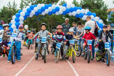 Kazakistan, Almaty - 11 Haziran 2017: yarışmalar Bisiklete binme çocuk de çocuklar tur. 2 ile 7 yaş arası çocuklar stadyumda rekabet ve ödüller alırsınız. Portre üç küçük bisiklet sürme onların